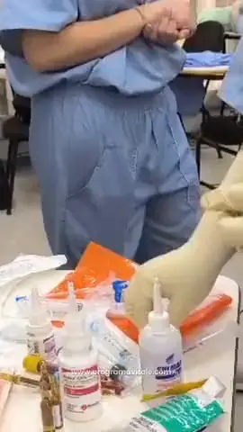 Alunas preparando os instrumentos de uma simulação de colecistectomia
