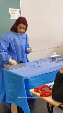Aluna montando a mesa de instrumentos na aula avaliativa