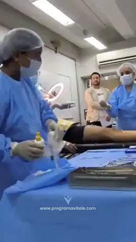 Equipe de alunos preparando uma simulação de cirurgia cardíaca