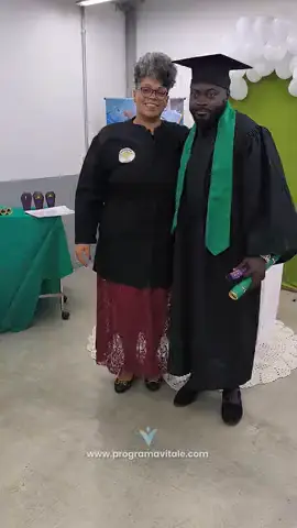 Formanda recebendo o canudo na formatura de Necropsia em Itaquera
